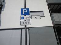 Beschriftung Schilder: Parkdauer 1 Stunde von 7 bis 17 Uhr; Rollstuhlfahrer-Symbol, Parkscheibe und weißes P auf blauem Grund