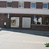 auf linker Straßenseite in Einbahnstraße, vor mit Backstein verkleindetem Gebäude mit Czerny-Apotheke nach Ampel, Parkschild mit Parkzeiten