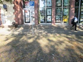 Behindertenparkplatz ist direkt vor Karlstorbahnhof auf Historischem Kopfsteinpflaster