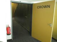 offenstehende gelbe Tür mit großer Aufschrift "Crown"