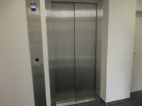 Eine geschlossene metallene Aufzugstüre