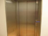 geschlossene Aufzugtür aus Edelstahl, zurückversetzt