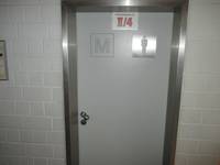 weiße Tür mit farblich abgesetzten Metallrahmen