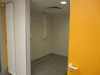 Zugang zu einem gekachelten Raum mit zwei Duschplätzen