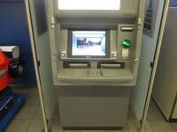 Geldautomat mit Tastenfeld, Touchscreen, Ausgabefach und Karteneingabe