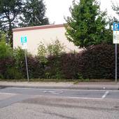 Parkfläche auf Asphalt eingezeichnet, Schilder mit großem "P" auf Geweg-am Anfang und Ende