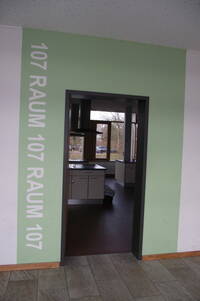 Grün markierte Tür, aus Rundflur 