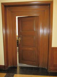 Holztür mit Aufschlag nach innen, ebenerdig, Drücker links