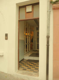 Eingang des Friseursalon Benders mit zwei Stufen und einflügliger Drehflügeltür