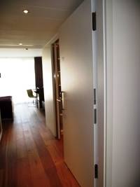 offenstehende Zimmertür, dahinter mit Holzparkett belegter  Zimmerflur mit begehbaren Kleiderschrank rechts