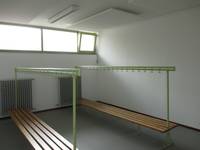 Raum mit zwei Gaderobenbänken, an Decke anschließend hoch angebrachte Fenster