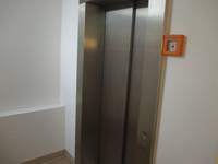 Eine geschlossene Aufzugtür aus Metal