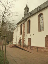 10 m lange Rampe vor der Kirche, links und rechts mit Handlauf, ebener Belag aus Natursteinplatten