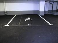 Eingezeichneter Behindertenparkplatz mit Bodenmarkierung und Nummer des Parkplatz