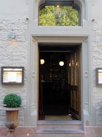 Offene Tür ins Bar-Cafe, vor dem Eingang 2 Stufen, rechts und links Schaukästen 