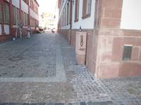 Straße aus Kopfsteinpflaster zwischen zwei Häuserzeilen