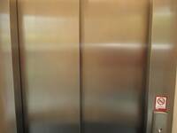 Edelstahl-Aufzugstür, geschlossen.