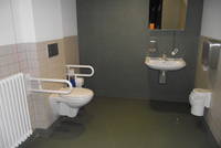 Toilette nach Eingang an linker Wand nach Heizung, Waschtisch an Hinterwand