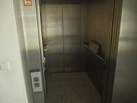 Eine offenstehend Türe mit Blick in die Aufzugskabine