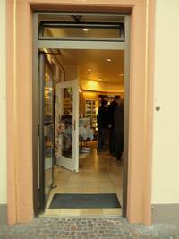 Eingang der Bäckerei Gundel mit einflügliger Drehflügeltür
