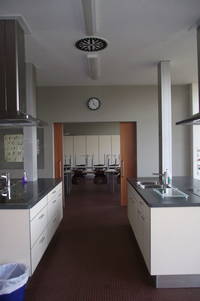 freihstehende Küchenblöcke mit Kochfeld und gegenüberliegender Spüle 