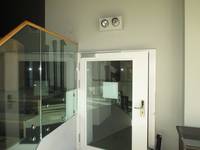 Glastür mit weißem Rahmen