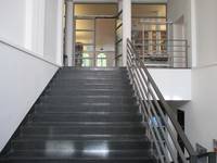 breite Treppe mit Zwischenpodest, Handlauf und Geländer rechts