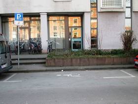Behindertenparkplatz am Gehweg