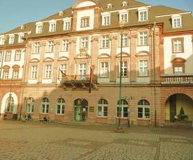 mehrstöckiges barockes Gebäude , EG Sandsteinsockel und große Bogenfenster. Über Haupteingang im 1. OG großer Balkon. Vor dem Gebäude Marktplatz mit historischem Kopfsteinpflaster