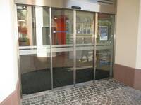Glasschiebetür, über offenen Torbögen über Hauptstraße und Akademiestraße erreichbar