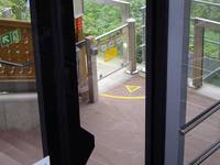 Ausstieg, Ausgang moderne Seilbahn, zum Treppenlift