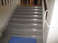 mehrstufige Treppe mit Handlauf rechts und links
