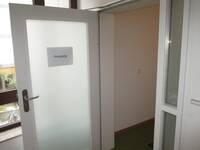 offenstehende Tür aus Milchglas mit weißem Rahmen