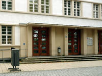 Eingang des Verwaltungsgebäudes Bergheimer Straße 69 mit drei Stufen