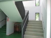 Treppe mit Podest von unten, rechts und links Handlauf