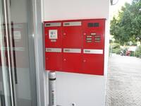 Ein roter Briefkasten mit Klingeln