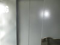 geschlossene Metall-Aufzugstür, zurückversetzt in mit Metall verkleideter Wand
