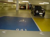  Behindertenparkplatz mit blauer Bodenmarkierung, Parkplatznummer 941 und Rollstuhlfahrer-Symbol weiß