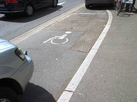 Behindertenparkplatz seitlich an der Fahrbahn