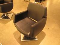 Ein mit Leder bezogener gepolsterter Stuhl