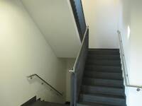 Eine nach oben und unten führende Treppe mit einem Handlauf auf beiden Seiten