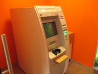 freistehender Geldautomat mit Touschsreen ud Eingabetastatur