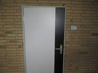 Weiße Tür, mit einem senkrechten schwarzen Streifel, 