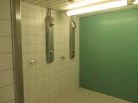 gekachelter Raum mit 2 Duschplätzen