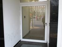 Breite einflügelige Glastür in einem hellen Rahmen