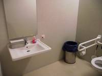 Waschtisch, an Wand schräg gegenüber Toilette, Porzellan-Waschbecken ohne Unterbau