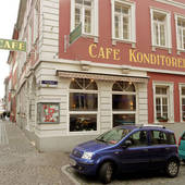 Echkaus; Altbau mit Schufenster zur Unteren Straße hin, Café im Erdgeschoss