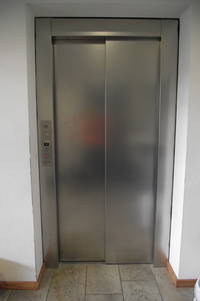 geschlossenen Aufzugstür aus Stahl
