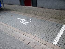 Behindertenparkplatz seitlich zur Fahrbahn