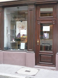 Friseur Figaro Eingang mit einer Stufe und einflügliger Drehflügeltür